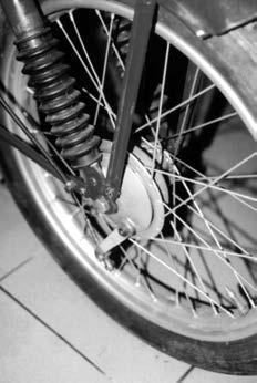 s Přední jednostranná bubnová brzda v detailu za těchto podmínek nestačil, a proto bylo nutné počítat s dokonalým využitím motorické síly převodovkou s dobře volenými a odstupňovanými převodovými