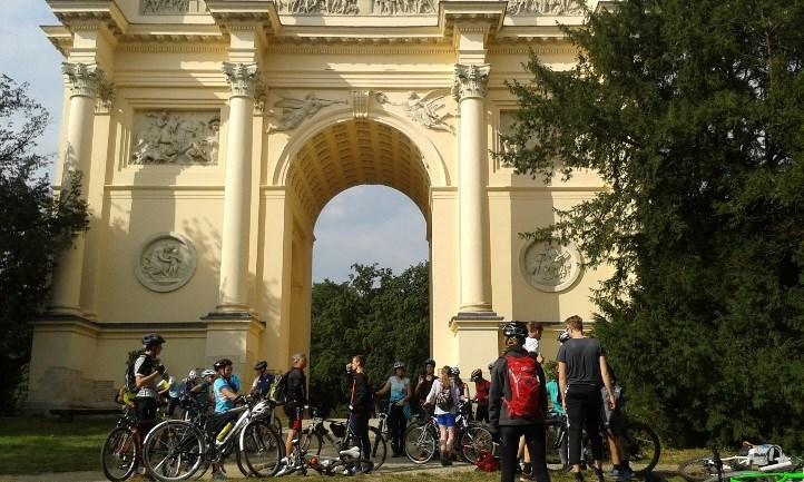 Charitativní sbírky Světluška ve spolupráci s Nadačním fondem Českého rozhlasu (http://www.rozhlas.cz/svetluska/portal/) Pomoc letí ve spolupráci s humanitární organizací ADRA (http://www.