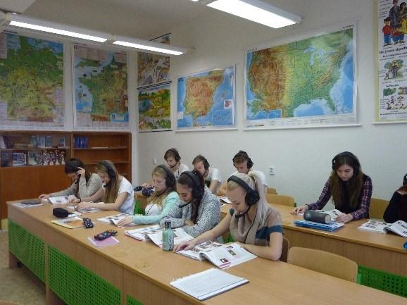 hodinová dotace cizího jazyka na vyšším stupni gymnázia. Základním vyučovaným cizím jazykem je angličtina.