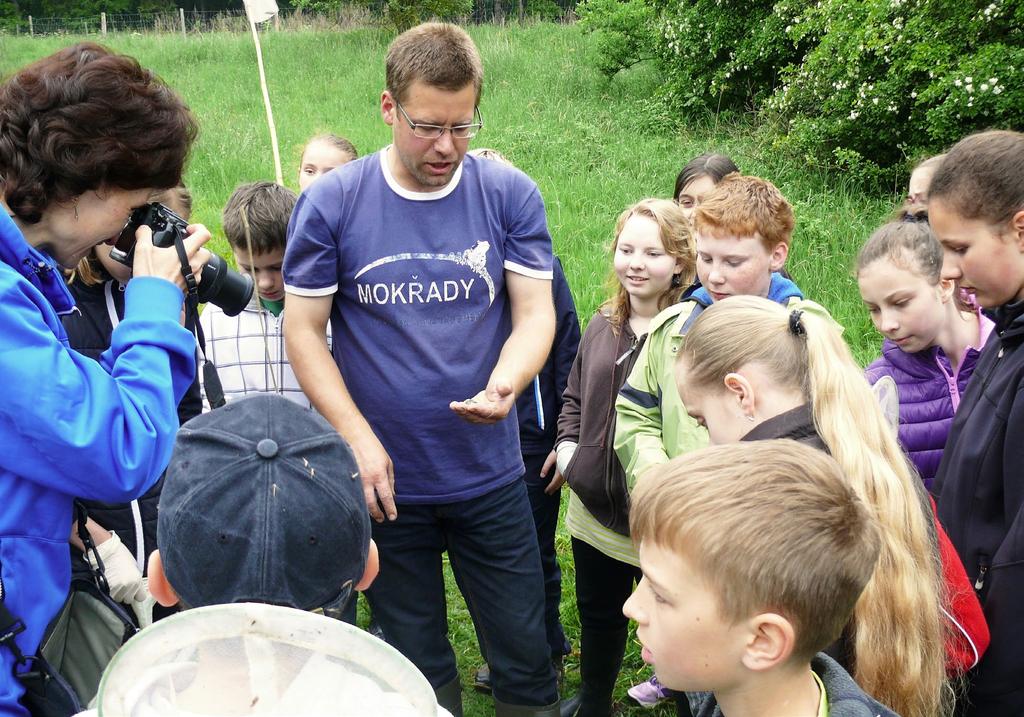 Ukázky živých obojživelníků během akce pro žáky ZŠ na Lesnovských mokřadech.