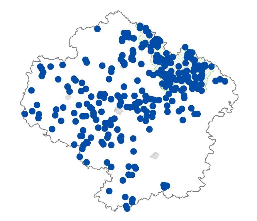 Zimování výjimečně ve vodě, hlavně na souši, a to zejména pod trouchnivějícími kmeny, kameny a jiným přírodním materiálem Potrava téměř polovinu potravy čolků horských tvoří komáři a jejich larvy,