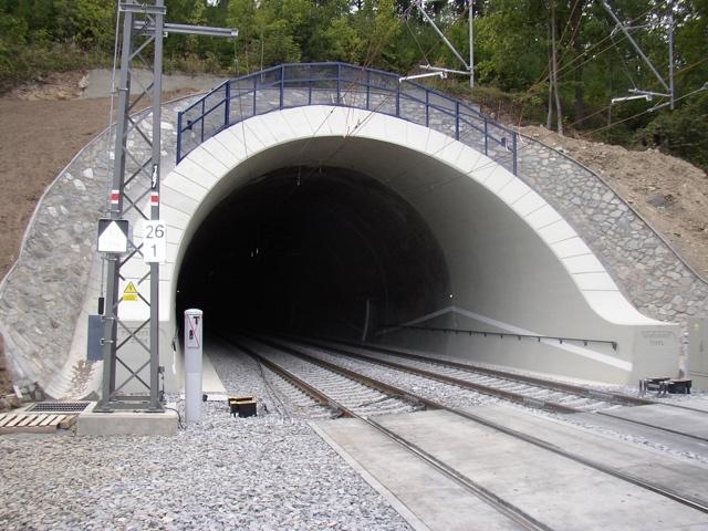 Zrychlení a zkvalitnění cestování po železnici přinesly v polovině první dekády 21. století tunely na rekonstruovaném třetím železničním koridoru mezi Prahou a Ostravou.