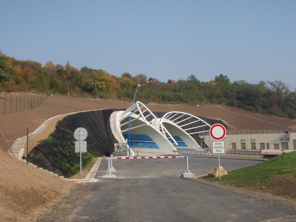 6.1.2 Tunel Lochkov Zájmovou stavbou na území ČR jsou Tunely Slivenec. Toto dílo se dnes nazývá jako Tunel Lochkov, jehož ražba byla součástí stavby SOKP 514 (Silniční okruh kolem Prahy).