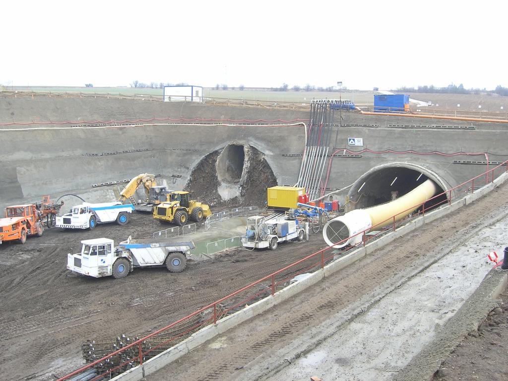 6.1.2.2 Použité technologie NRTM Strojní mechanismy, které byly použity na tomto tunelu nejlépe znázorňuje následující fotografie pořízená přímo na stavbě během ražby. Na obr. č.