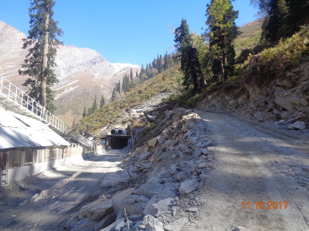 6.3.2 Tunel Rohtang Jedná se o silniční tunel pod průsmykem Rohtang, přes který vede silnice Manali- Leh, ve státě Himachal Pradesh. Tunel se nachází ve výšce přes 3000 m 