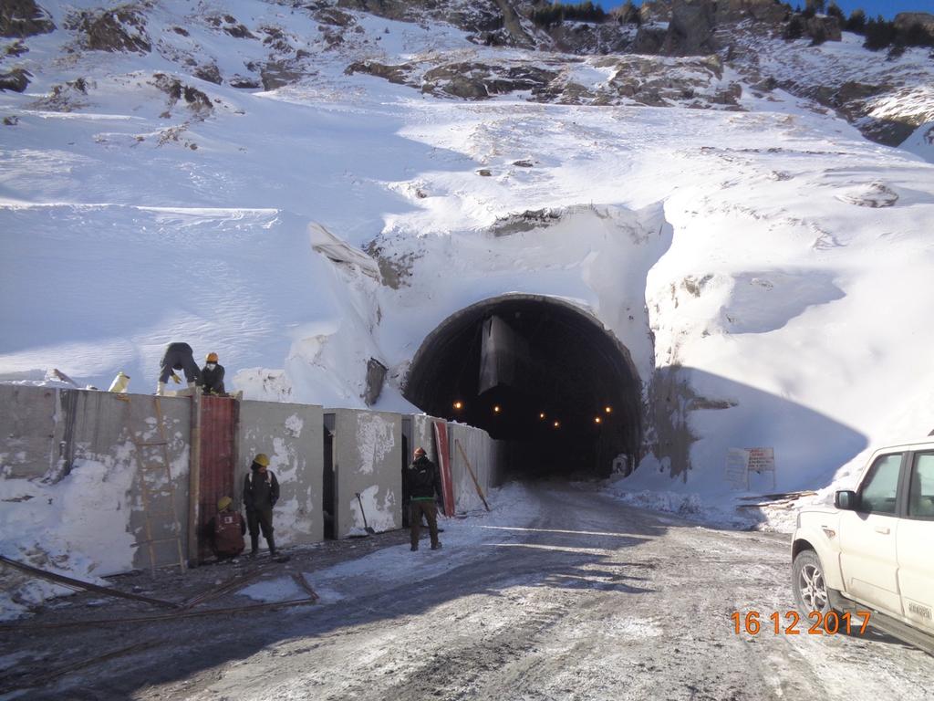 Obr. 21 Rohtang tunel - severní portál; zdroj: vlastní Ražby tunelu jsou prováděny metodou Drill and Blast s aplikací filozofie NRTM z obou stran, tedy z jižního a severního portálu.