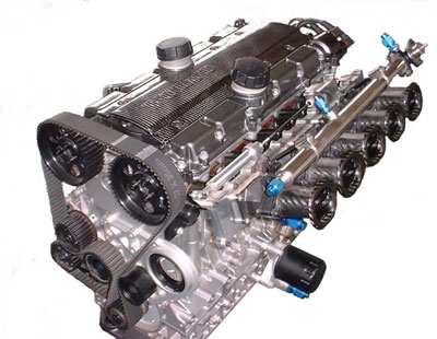 Pro svou ráci jsem si vybral motor z automobilu Volvo S70.4 (r.v.1997). Je to čtyřdobý řadový ětiválec z rozvodem DOHC o objemu 435 cm 3. Obr. Motor Volvo S70,4 [7] 1.