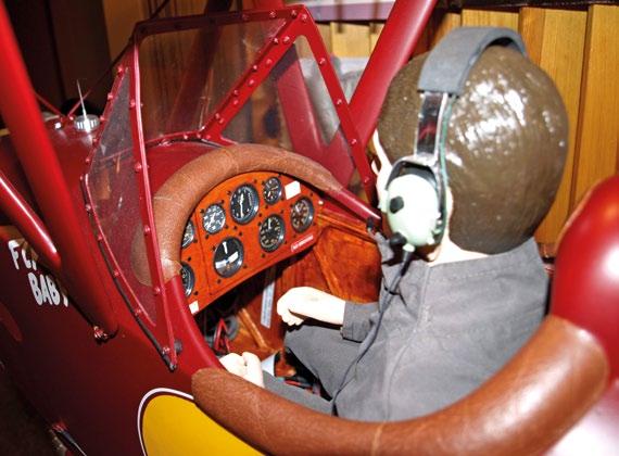 (Pokračování ze str. 49) Piper Cub, s níž se mi pracuje velice pěkně. Na překližkové díly bylo pro lepší přilnavost Solartexu před požehlením naneseno lepidlo Balsaloc.