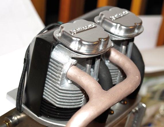 Serva jsou použita značky Hitec HS-5645MG, na plyn a sytič jsou použita serva standardní velikosti. Zapalování motoru je napájeno také dvoučlánkem Li-ion 2s1p o kapacitě 2 600 mah.