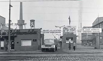 Kolbenova ulice, vrátnice KD Trakce v roce 1965 a dnes