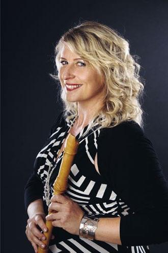 Medailonek autorky Monika Devátá studovala hru na příčnou flétnu na Konzervatoři Pardubice, kde absolvovala v roce 1996.