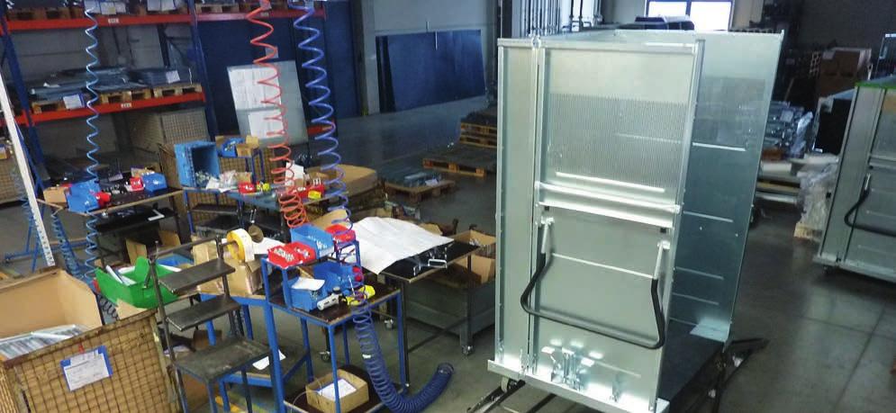 WANZL zpravodaj 13 Výroba Procesy při nových projektech Část montážní linky s kontejnerem Deutsche Post V současné době běží výrobou dvě zajímavé zakázky, jež se trochu vymykají naším zvyklostem u