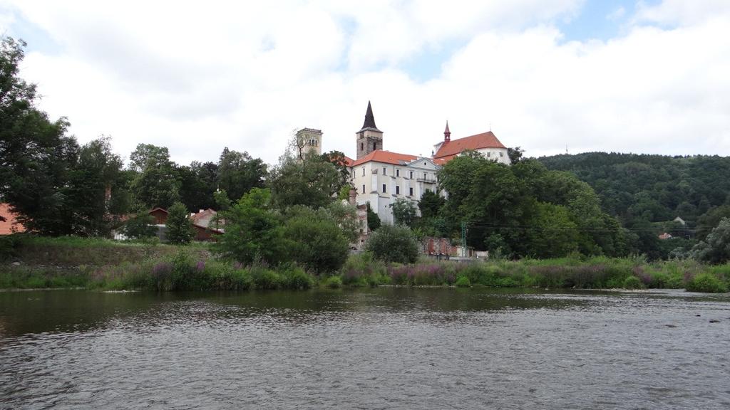 Obr. 2: Sázavský klášter od řeky