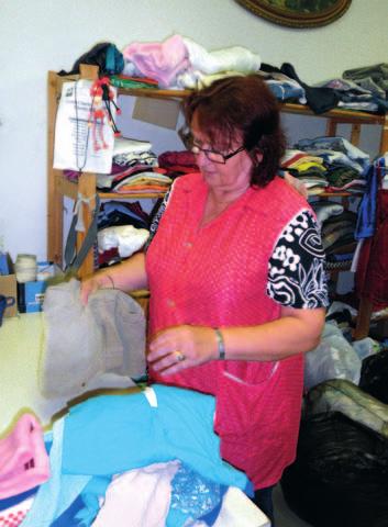 dobrovolnická činnost charitní šatník cíl projektu Provoz dobrovolnického projektu Charity Hranice je zajišťován obětavými a trpělivými dobrovolnicemi, které od dárců přijímají ošacení, třídí jej,