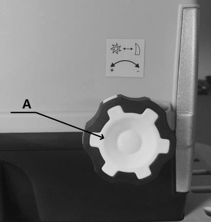 NÁVOD NA POUŽITIE 1. Vložte materiál určený na drvenie do otvoru na pravej strane. Materiál sa automaticky vtiahne do stroja sekacím zariadením otáčajúcim sa proti smeru pohybu hodinových ručičiek. 2.