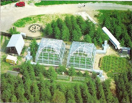 Obr. 3.1 Kultivační minisféry Experimentálního ekologického pracoviště Centra pro výzkum globální změny Akademie věd ČR na Bílém Kříži.