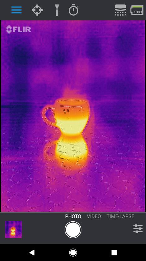 FLIR ONE APP APP FUNKCE V horní části obrazovky je černá lišta s ikonami pro vysunovací nabídku, metr, svítilnu, časovač a kalibraci.