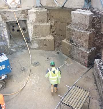 Projekt kompletní rekonstrukce odstartoval koncem srpna demontáží vnějšího obalu věže, snesením střechy a vyjmutím