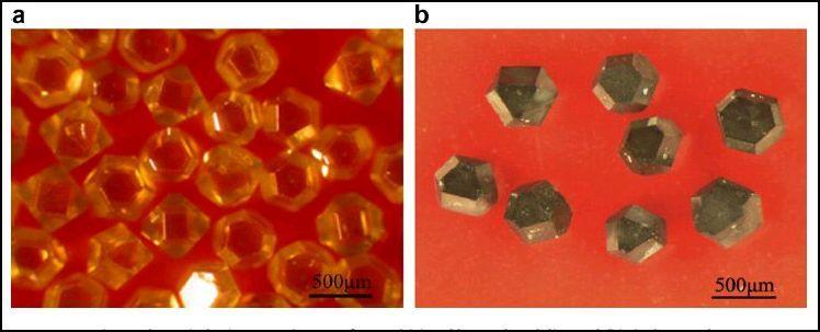 Obr. 2.9 Snímek z optického mikroskopu a) běžného b) borem legovaného monokrystalu diamantu [12] 2.3.