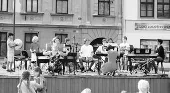 Odpoledne vyrazili mladí muzikanti do centra města, kde na připraveném pódiu koncertovali pro veřejnost.
