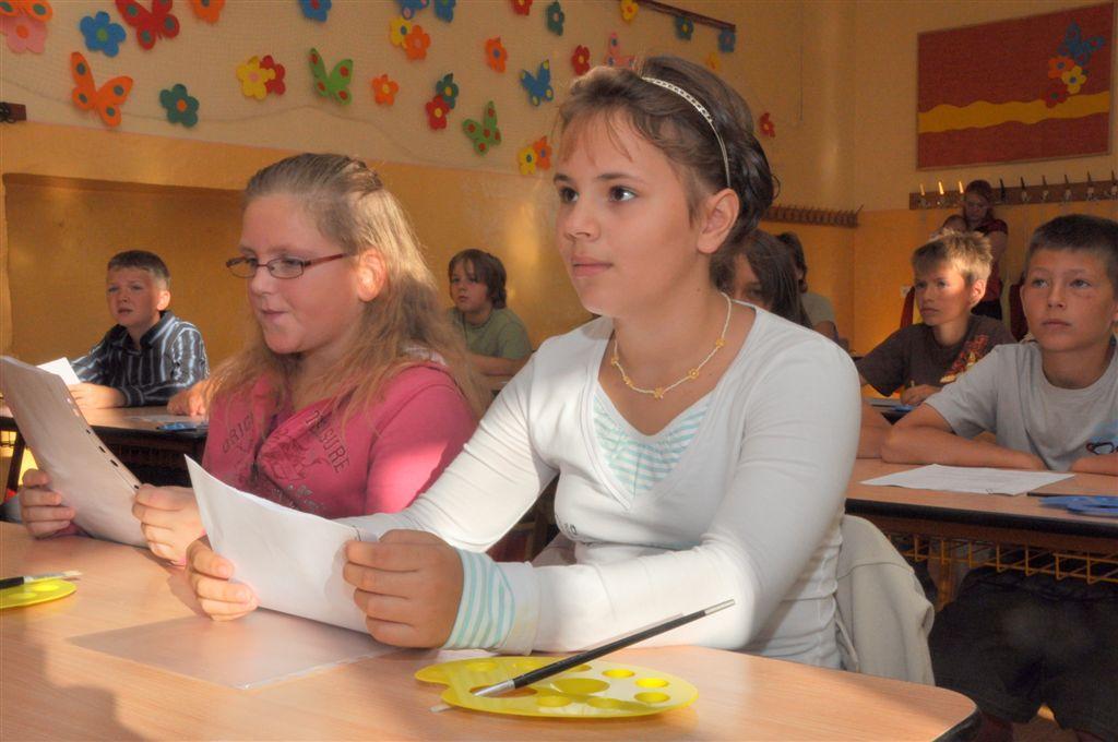 Netrvalo to dlouho a přišla k nám do třídy naše budoucí třídní paní učitelka (Mgr. Kamila Málková) s panem ředitelem (ThMgr. Jiří Čunát) a zástupcem ředitele (Ing.