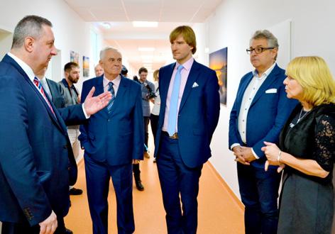 Krajskou zdravotní navštívil ministr zdravotnictví ČR Adam Vojtěch Krajská zdravotní, a. s. Ministr zdravotnictví České republiky Mgr. et Mgr. Adam Vojtěch zavítal 19.