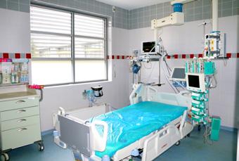 Všeobecné sestry Anna Urbánková, Helena Ouředníková a Jana Kopejsková KLINICKÁ ČINNOST Základní náplní činnosti KAPIM je poskytování péče pacientům v perioperačním období a pacientům, u kterých hrozí