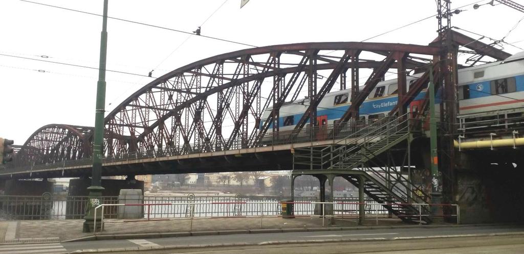 1.4 Identifikační údaje stavebního objektu Název mostu, číslo objektu: SO 20-20-04 Mosty pod Vyšehradem, žel. m. v ev. km 3,545 - Výtoň SO 20-20-05 Mosty pod Vyšehradem, žel. m. v ev. km 3,706 - Pod Vyšehradem SO 20-20-05.