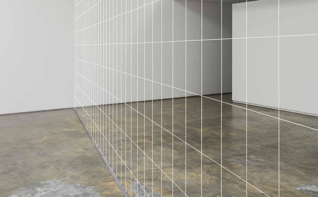 2014 (P) Lisabon, Baginski, Galeria/Projectos, Truth and the Void Between Realities ISO 216, 2014, instalace, bílý provázek Instalace byla vytvořena natažením bílého provázku mezi stěnami galerie