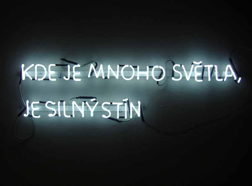 2011, Praha, Microna, Praguebiennale 5 KDE JE MNOHO SVĚTLA, JE SILNÝ STÍN, 2011, neonová trubice, 110 x 28 cm Neonový nápis Kde je mnoho světla, je silný stín vznikl jako site specific instalace pro