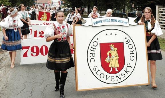 SLOVENSKÝ GROB Základné informácie o obci Počet obyvateľov: 2 000 Poloha: okres Pezinok, 20 km od centra Bratislavy, 8 km od MČ Bratislava Vajnory, 2 km