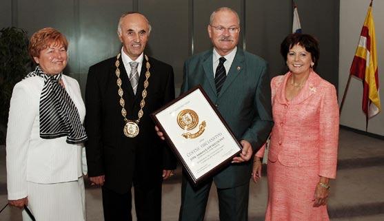 pútnické slávnosti, paličkovaná čipka a domáce kroje (na snímke vľavo) Čestný občan obce Slovenský Grob prezident Slovenskej republiky Ivan Gašparovič