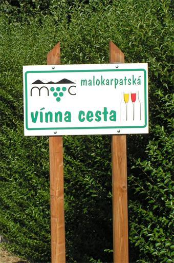 Združenie Malokarpatská vínna cesta je záujmovým združením fyzických a právnických osôb, ktoré majú záujem o rozvoj malokarpatského regiónu, najmä jeho tradičných hospodárskych odvetví, kultúry a ich