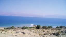 14: Pobřeží Mrtvého moře při vstupu do vody, které pokrývají vrstvy krystalů, vytváří dojem ledových jevů nad Galilejské jezero (Kinneret Lake).