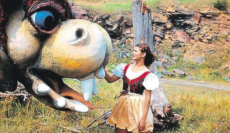 Předtím vúnoru jsem udělala úspěšně zkoušky na konzervatoř do Prahy avbřeznu nebo dubnu mi přišlo, že jsem přijatá, líčí Ivana Andrlová, která tehdy vpatnácti odjela sama do Prahy a bydlela v hotelu.