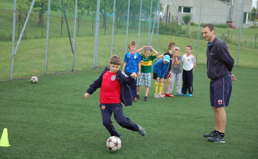 místo: Třanovice AFC TŘANOVICE DĚTI počet účastníků: 27 termín: celoročně Dětský fotbalový kroužek pro hráče ve věku 5-8 a 9-12 let. Mladší hráči se scházeli každé pondělí, starší zase v úterý.