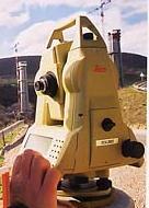 Parametry T Leica TA 003 Průměr objektivu - 4mm Zvětšení dalekohledu - 30x Obraz - vzpřímený Zorné pole - 33 Typ dálkoměru - fázový oba měření délky (jemný měřický mód) - 3s Minimální čtení - 0,0mgon