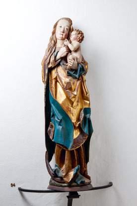 Krise Kunstbeziehungen und Kulturaustausch 7 8 Krize Umělecké vztahy a kulturní výměna D 7 Meister H. W. (Werkstatt), Madonna aus dem Ossegger Kloster, Annaberg, um 1515, Holz, Fassung, H. 151 cm, B.