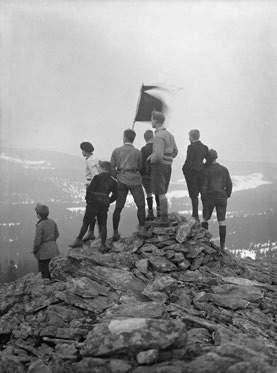 Chlapci při vaření: Saská odnož Wandervogel na prázdninové cestě v sasko-českém Krušnohoří, okolo 1920. I 3 Wandervogel-Fahne Sachsen: Silberner Greif in blauem Rechteck, goldfarben umrandet.