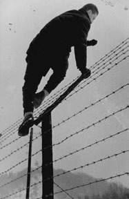 Rekonstrukce ilegálního přechodu hranic východoněmeckého občana Heinze Heymanna přes drátěnou signální stěnu v lednu 1965.