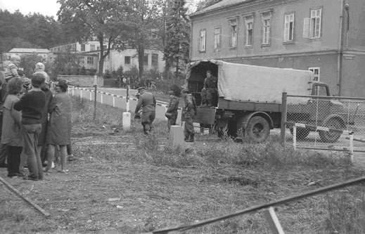 Trennung und Neubeginn Leben an der Grenze Massendemonstrationen gegen die Regierungen in beiden Staaten führten bald darauf zu einer schrittweisen Demontierung der sozialistischen Diktaturen sowohl