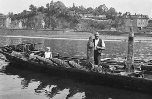 Zöllner, Emil: Rybář na břehu Labe kolem roku 1910/1912. Deutsche Fotothek.