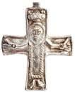062 Brustkreuz / Křížek s postavou Krista. Kleines Kreuz mit stilisierter Gestalt des gekreuzigten Christus aus Buntmetall-Legierung.