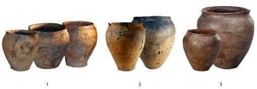 keramika pražského typu 6. a 7. století, kdy písemné prameny poprvé zmiňují Slovany na Labi. Keramika pražského typu z nalezišť v Sasku (1) a z Čech (2 3).