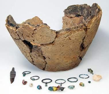 Jahrhundert auch an der Elbe genannt. Landesamt für Archäologie Sachsen. V urně pražského typu nalezené v Drážďanech- Stetzschi byl uložen železný hrot šípu, který používali Avaři v karpatské kotlině.