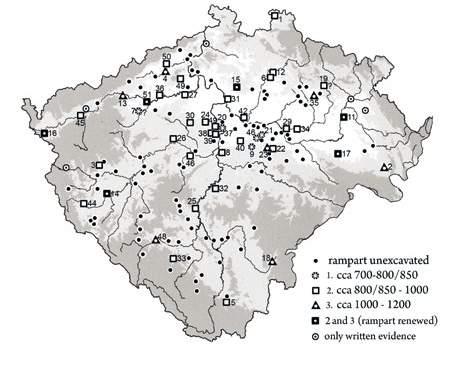 Ein Ensemble der älteren Funde, das die Anwesenheit einer Elite in der Zeit des Awaren-Chaganats bezeugt. 1 8 Beschläge eines Gurtes und Pferdegeschirrs (?