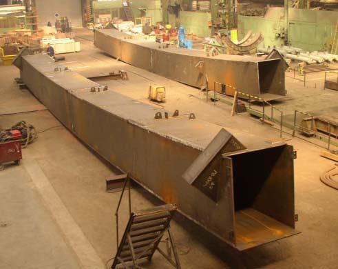 po 1 vodorovné m oblouky, vazníky, cca 1100 sloupy, t vaznice a krokve 7 Výroba ocelové konstrukce Hlavní oblouky ve výrobě : - vlevo