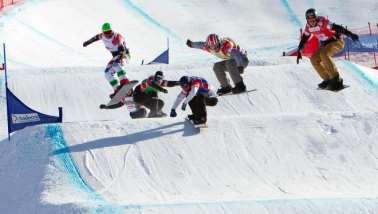 8. Snowboardcross Je to olympijská disciplína, ve které závodí čtyři jezdci a ten, kdo dojede do cíle jako první, je vítěz.
