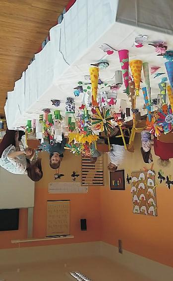 Ivana Pelechová Lvíče ve školní tělocvičně Dne 23. března jsme opět po roce přivítali pana Ambrože s manželkou ze ZOO Dvorec.