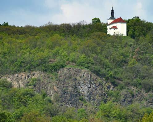 Chuchelský háj Území se rozkládá na levém břehu Vltavy jihozápadně od Malé Chuchle na většinou příkrém svahu (v jižní části), který přechází v rovinatou nivu Vltavy.